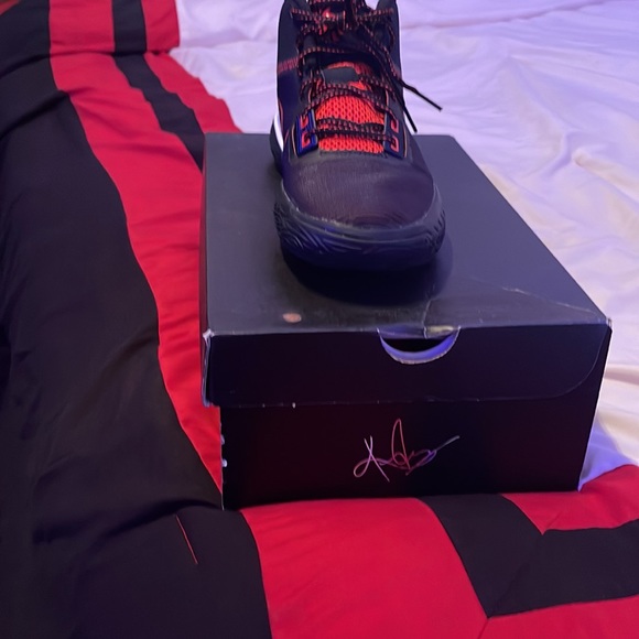 Basketball shoes - Picture 2 of 4